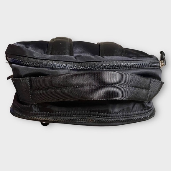 Lululemon New Crew Backpack 22 L with Keychain in Black - OPEN TO GOOD O… - Picture 10 of 12